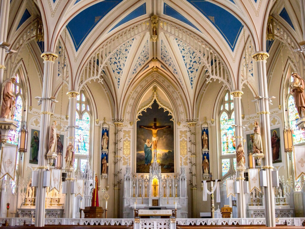 ¿Quién está a cargo de la Iglesia mientras se elige un nuevo Papa?