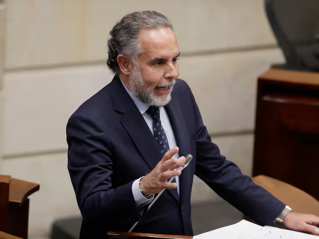 Petro delega funciones presidenciales a Armando Benedetti durante visita a Ecuador