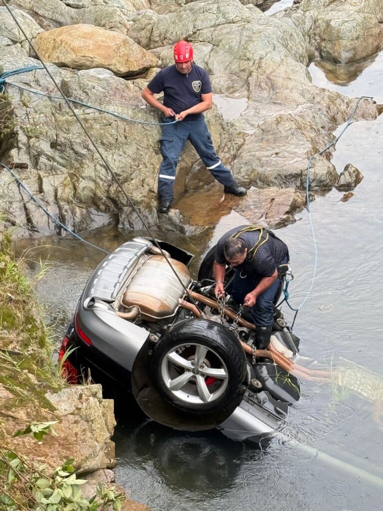 Bomberos de Abejorral sacaron carro del río Buey, por fortuna no hubo heridos
