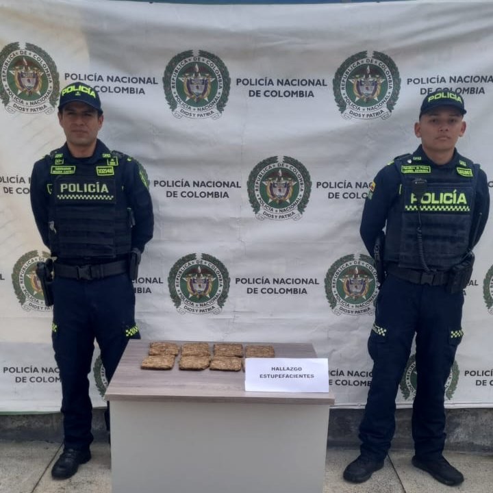 Un hombre tiró varias bolsas de marihuana a una cuneta al ver la policía; se voló del lugar