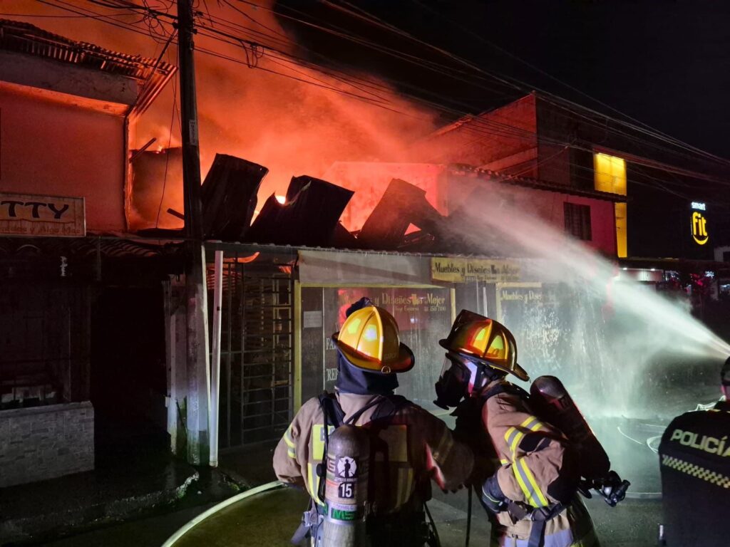 Tres locales y comerciales y una casa resultaron quemadas por incendio en San Antonio