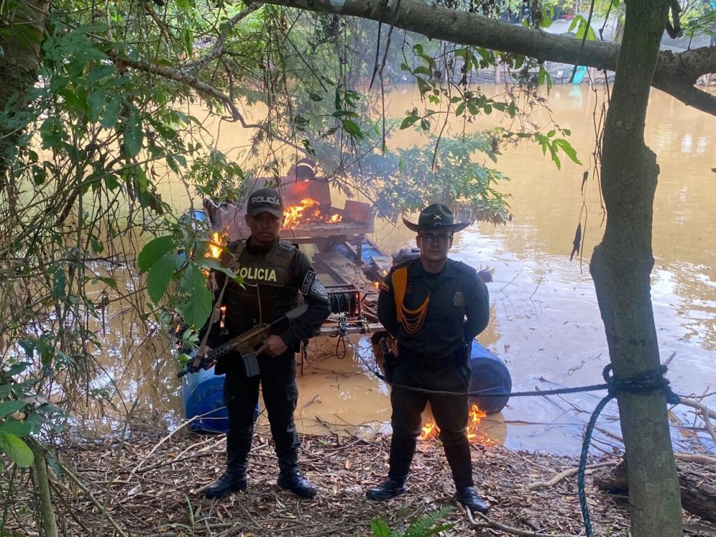 Autoridades destruyen draga y motores usados en minería ilegal en Sonsón