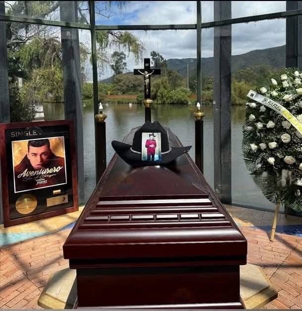 Con profundo dolor y en silencio, le dieron el último adiós a Yeison Jiménez