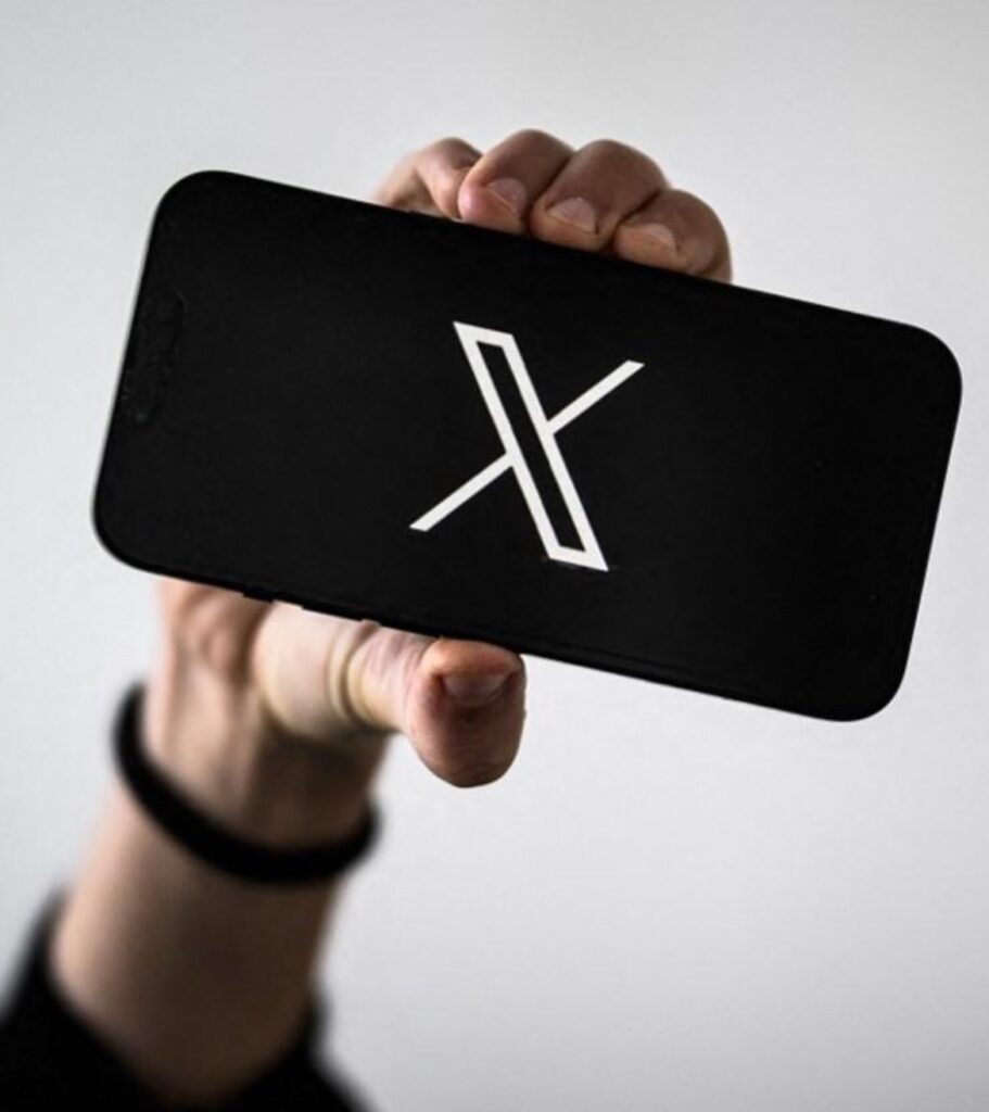 X pone límites tras escándalos por imágenes sexualizadas generadas por su IA