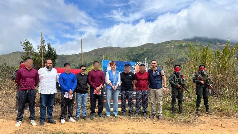 Ellos fueron los cinco policías secuestrados por el ELN y que ahora están con sus familias